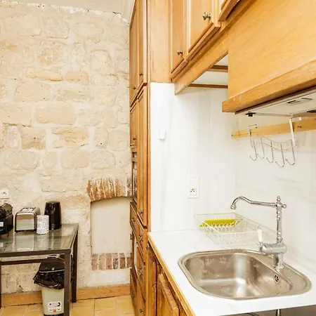 Charming With Terrace In The Heart Of The 17th *