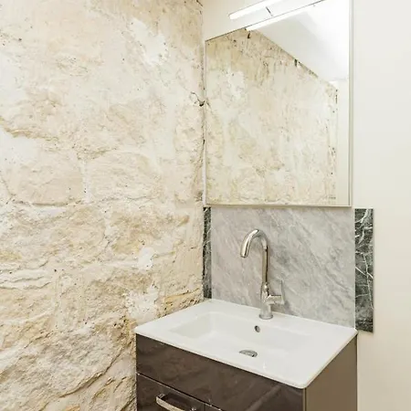 Charming With Terrace In The Heart Of The 17th *