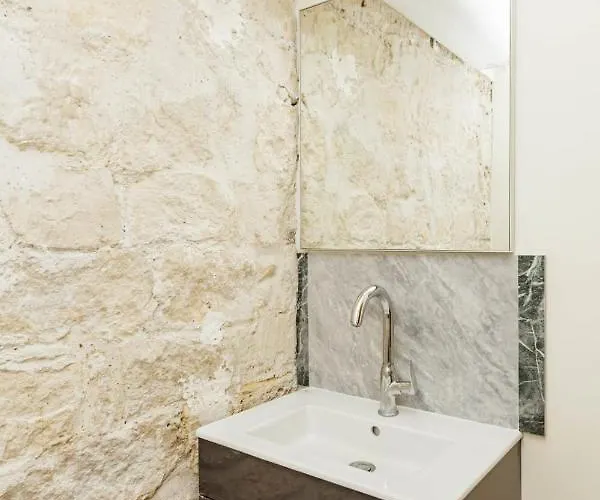 Charming With Terrace In The Heart Of The 17th *
